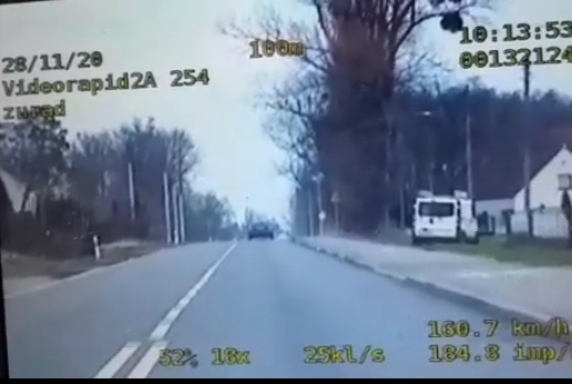 W terenie zabudowanym jak na rajdzie. I to kobieta!