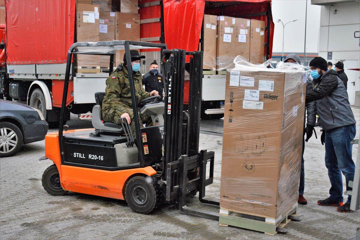 Kolejny transport do CWK. Sprzęt rozładowali żołnierze