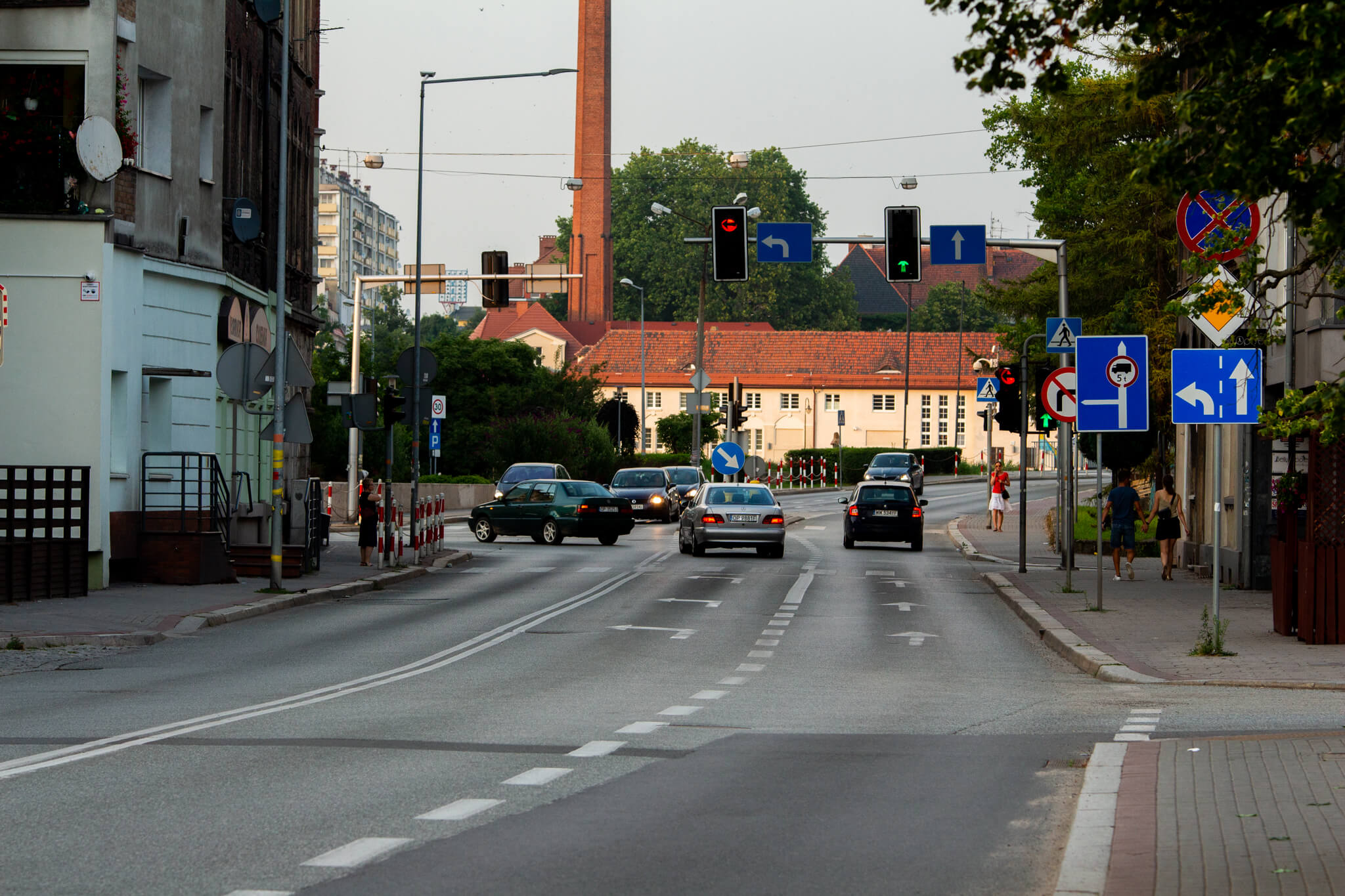 ulica Spychalskiego, samochody, skrzyżowanie