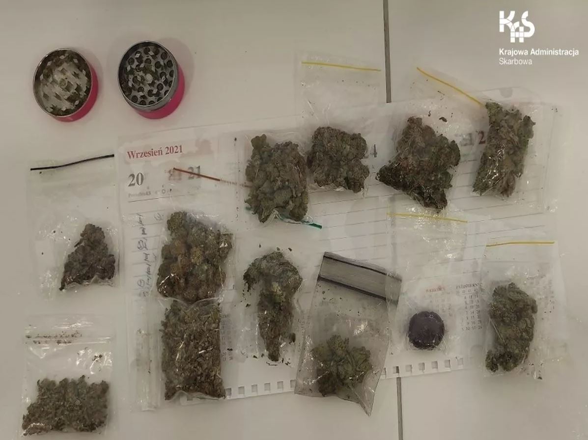 Ukryli narkotyki w opakowaniu z jogurtem i butelkach z kosmetykami