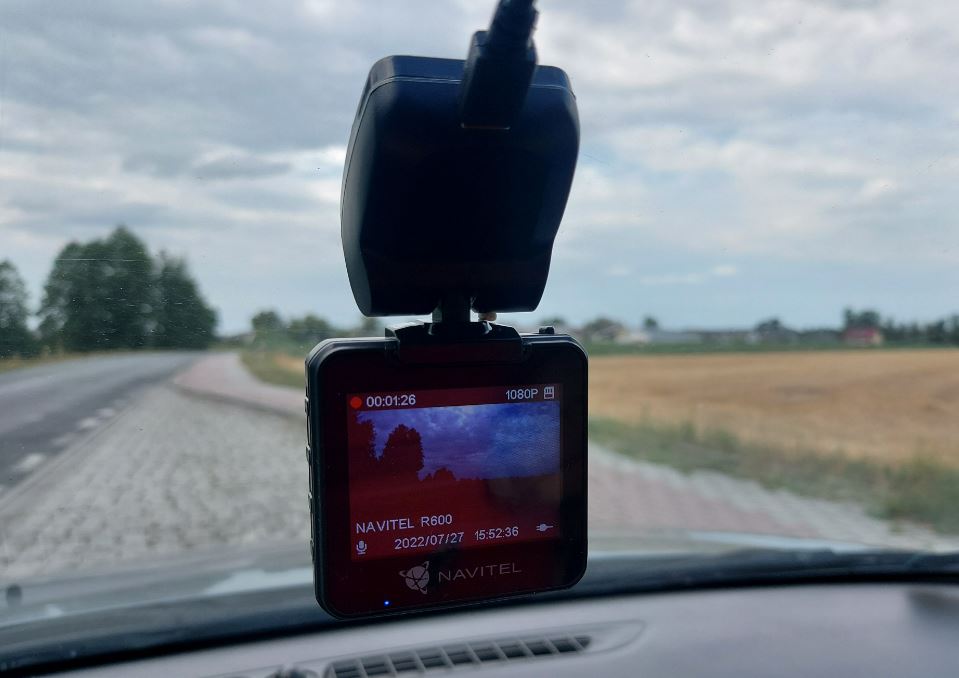 Używasz kamerki samochodowej w swoim aucie? Koniecznie sprawdź, w których krajach nie wolno jej używać i na co jeszcze trzeba uważać