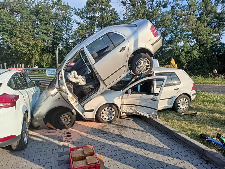 Niecodzienny widok po wypadku dwóch samochodów w Zdzieszowicach