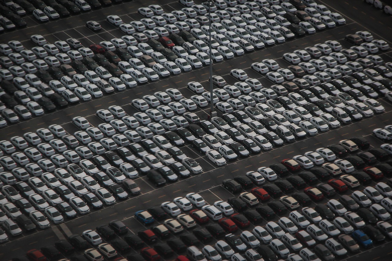 samochody na parkingu fabryki