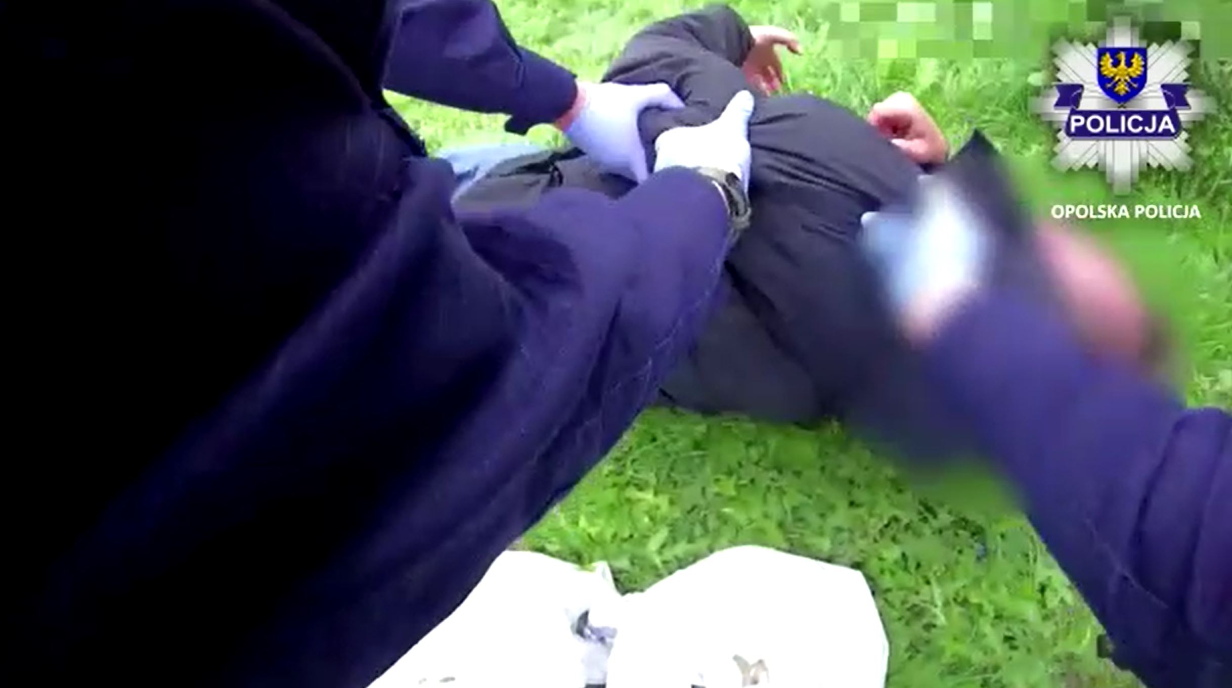 Mężczyzna stracił przytomność na ulicy, uratowali go policjanci  [Nagranie z kamery nasobnej]
