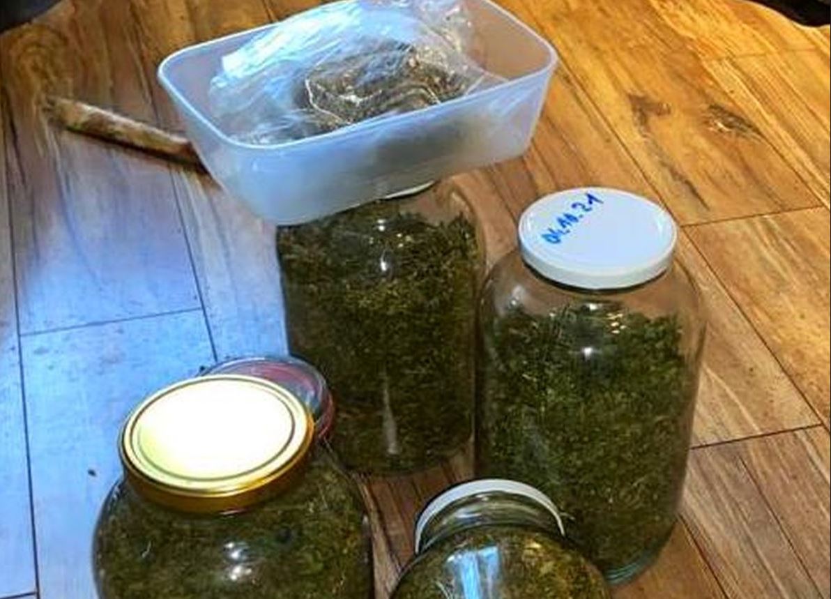 Ponad kilogram narkotyków ukrył w szafie