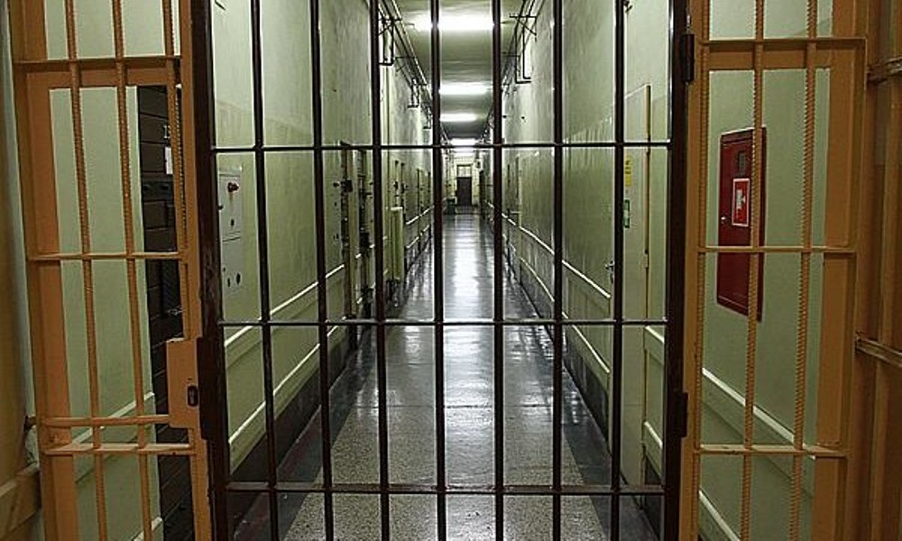 Kryminalni z Kędzierzyna-Koźla zatrzymali 56-latka poszukiwanego listem gończym