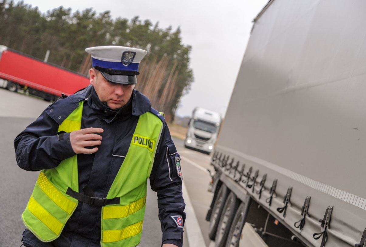 policja kontroluje ciężarówki