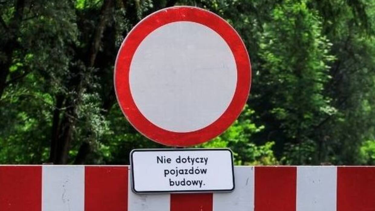 Na podwójnym gazie wjechał na plac budowy