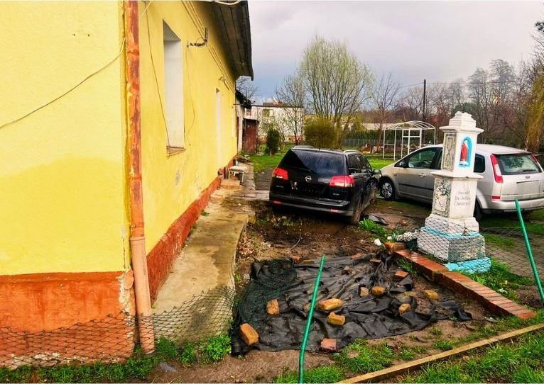 Wjechał w ogrodzenie