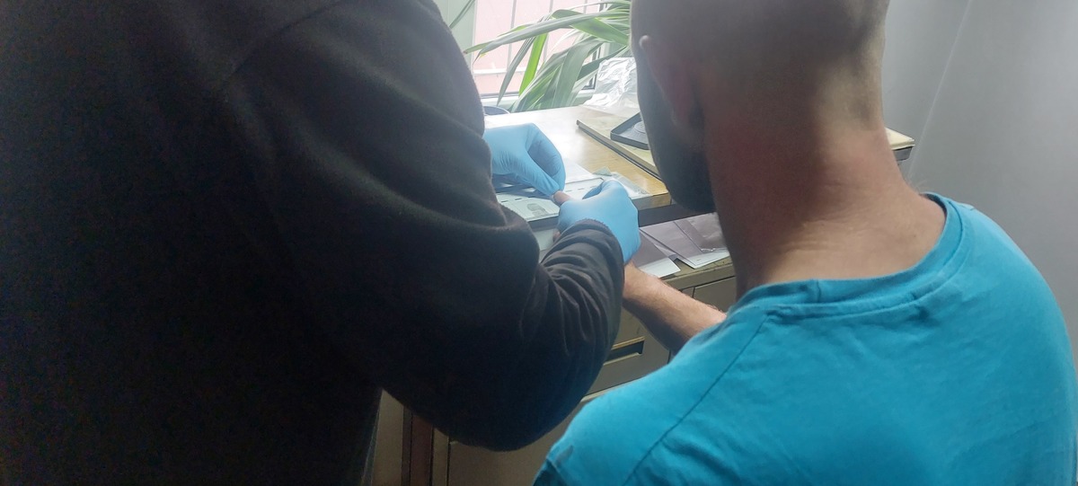 Pod wpływem ukradł samochód i paliwo, rajd zakończył na słupie energetycznym
